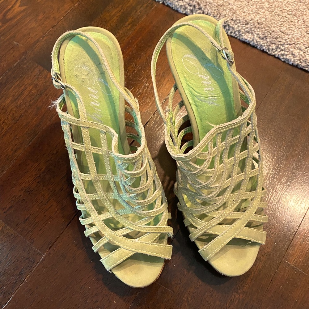 Size 8 cool lime green sandals lightly worn